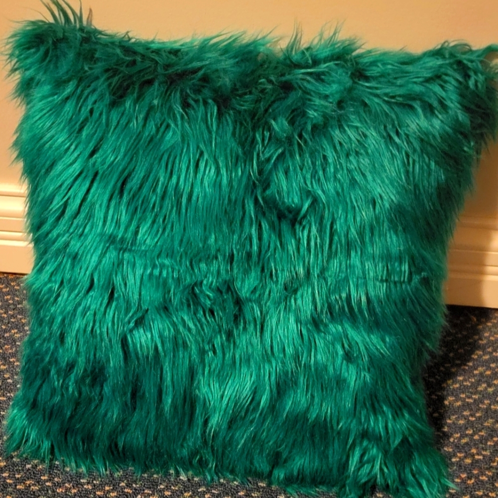 Set of throw pillows